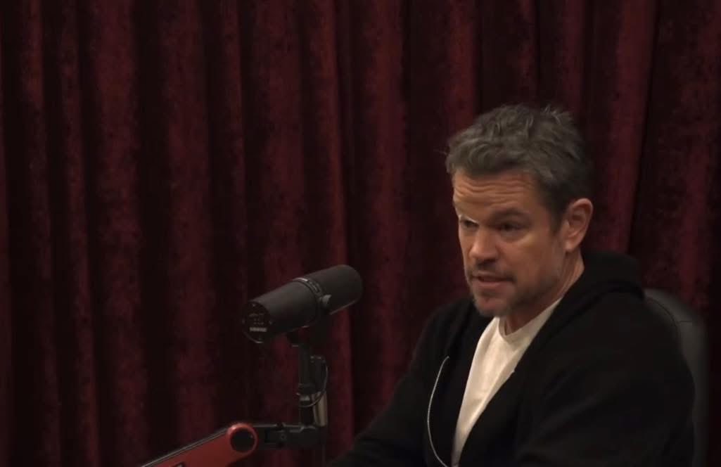 Matt Damon afirma que Netflix pide a los cineastas simplificar y hacer repetitivos los guiones de sus películas, ya que gran parte de la audiencia suele verlas mientras usa el teléfono móvil.

“Te piden que expliques la trama tres o cuatro veces en los diálogos porque la gente