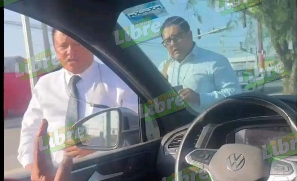 cuartodemillamx's tweet photo. Hola, buenos días

Últimamente eh visto que has estado publicando imágenes de unos “supuestos” policías ministeriales @FiscaliaEdomex que están extorsionando en #Tecámac.

Adjunto al correo encontrarás las imágenes de los que a mí me extorsionaron (secuestraron) y que ya han sido denunciados públicamente por varias personas.

Esta es mi historia:

En Noviembre de 2024 casi llegando a fiestas decembrinas fuimos a la farmacia San Pablo ubicada en la entrada de Tecámac. Mi esposa y mi hija se bajaron por el medicamento que íbamos a comprar y yo me quedé en el auto esperándolas, ya que solo íbamos de paso. Después de unos minutos veo que pasa un Ford Fusión Blanco con estrobos en el medallón, se detiene y se echa de reversa cerrándome el paso, después observo por el retrovisor que hay un carro Charger atrás.

Un ministerial me toca el vidrio y me pide bajarme para inspeccionar mi auto y hacerme una revisión, por lo cual yo le digo que fundamente su actuar o cuál era el problema que yo solo estaba esperando a mi esposa. El me dice que me está dando una orden que me baje y me calle. Al cual saco mi celular y con los vidrios arriba comienzo a grabar.

En eso sale mi esposa de la farmacia y se acerca para ver qué está sucediendo y le dicen “usted no se meta pinche vieja chismosa”. Después bajé la venta para decirle a mi esposa que se calmara y un ministerial metió la mano y abrió la puerta y me encañonó, mi esposa le aventó la puerta y unas ministeriales mujeres la empezaron a jalar y pegar. TODO ESTO MIENTRAS MI HIJA DE 5 AÑOS LLORABA Y VEÍA TODO.

Cuando vi esa acción me bajé de auto y en cuanto me bajé se me fueron al menos 5 ministeriales encima para pegarme y someterme. Me subieron a su unidad y me llevaron al mencionado Oxxo que está a lado de la fiscalía.

Ahí pues ya sabrás, me quitaron cartera, celular, me golpearon y amedrentaron. Yo no sabía que también habían agarrado a mi esposa. Después vi que ella estaba en otra patrulla con mi hija detenidas.

Un ministerial sacó una bolsita con polvo blanco y me la metió en el pantalón. Me dijo que ya me había chingado y que me iba para la grande, que mi esposa también iba a valer verga y que me hija se la iban a llevar al DIF.

Para no hacerte el cuento largo, me amedrentaron como 2 horas para sacarme dinero. A mi esposa igual le estuvieron amenazando con mi hija todo el tiempo.

También estuvieron revisando el celular, checaron mis fotos, mis mensajes, mi FB, tomaron foto de mis tarjetas, de la credencial de la escuela de mi hija, me tomaron fotos a mí y me sacaron todos mis datos.

Querían $60,000.00 para dejarme ir, me pidieron que llamara a personas que me pudieran sacar del pedo, cuando yo llamaba ellos me quitaban el celular y se bajaban del carro, sabrá Dios que les decían.

Al último llegó mi suegro a negociar con ellos y quedó en $30,000.00 la extorsion.

Fuimos a denunciar y más de lo mismo, entre ellos se tapan.