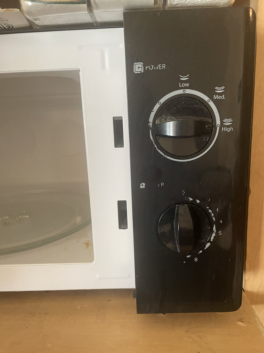 Please take a look at my microwave the apartment gave me. This thing is an antique with someone else’s dirt and crime. I can’t even tell how many seconds or minutes that’s showing. What a joke. Looks like I’m buying a new one come payday. Malarkey 😡