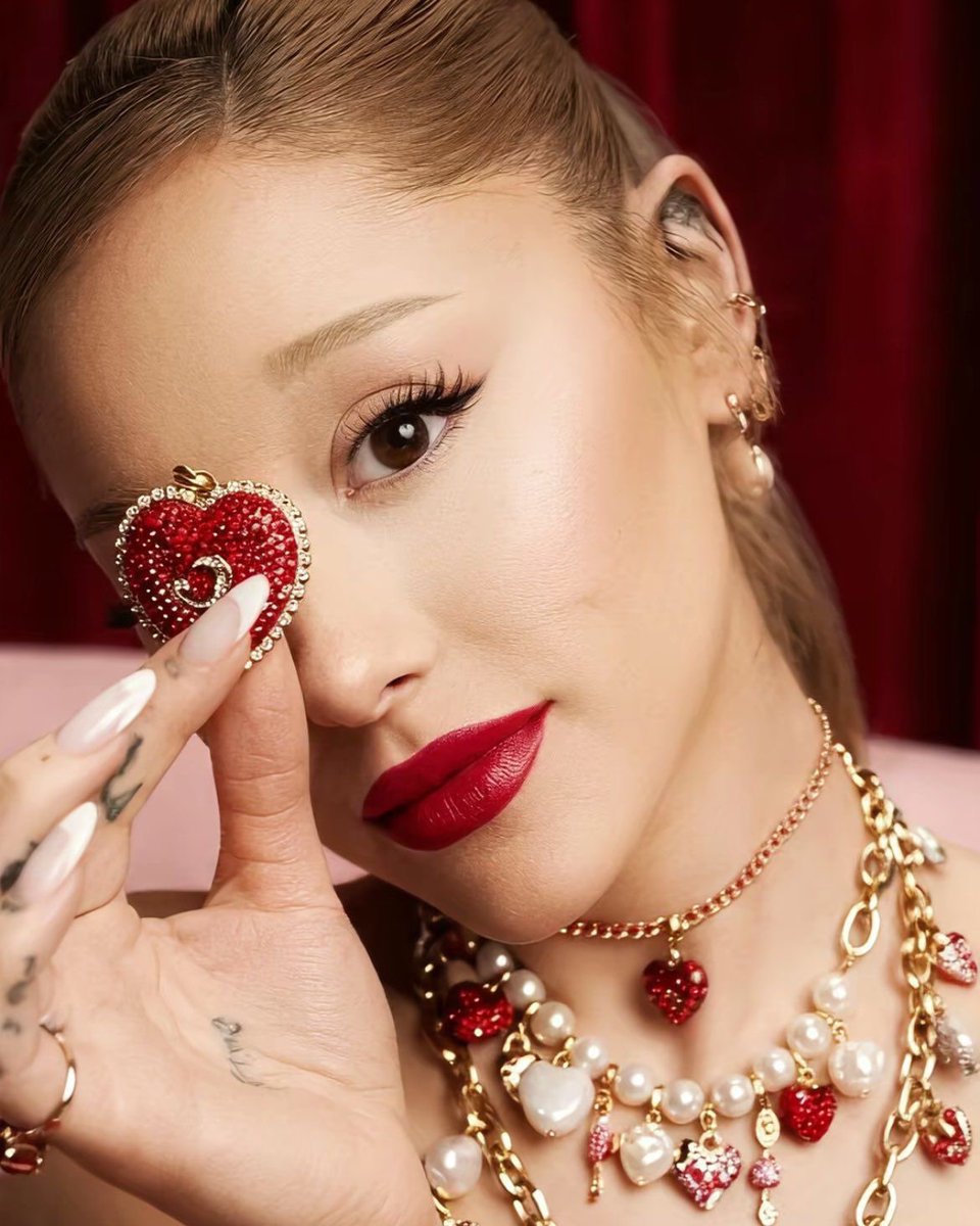 tracklist's tweet image. LADY IN RED! Ariana Grande belíssima para nova coleção da Swarovski. ❤️