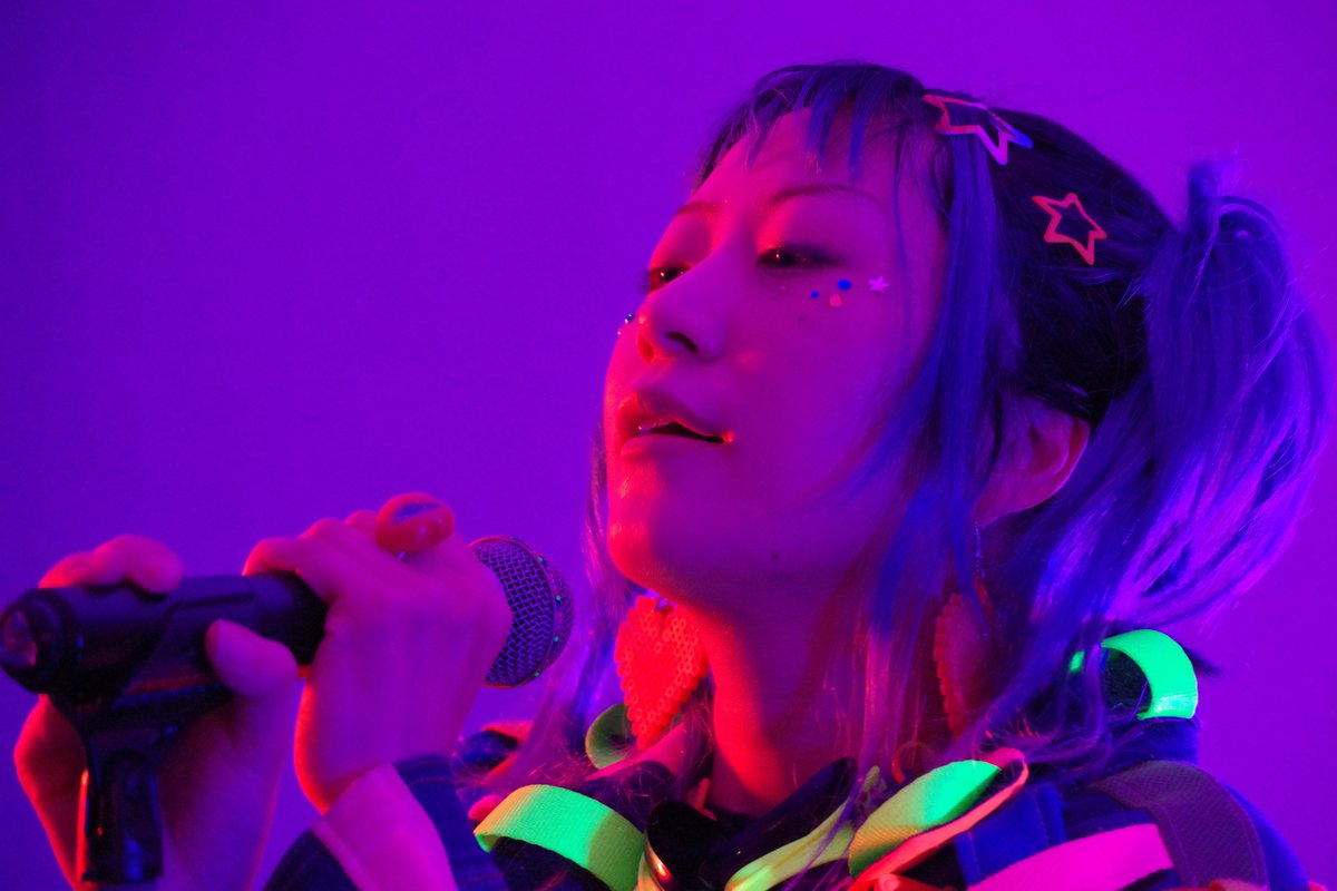 kinusaki's tweet image. 初めて自分で買ったレコード(!)がYMOの『ライディーン』だったりするオッサンが #Tnaka さんの『CUE』を目の当たりにすると
「いよいよ」とか「ついに」とか「決意」とか「継承」とか「挑戦」とか色々な単語が脳内に溢れてきて、もしかしてこれがエモいっていうこと？とか思ってしまう。