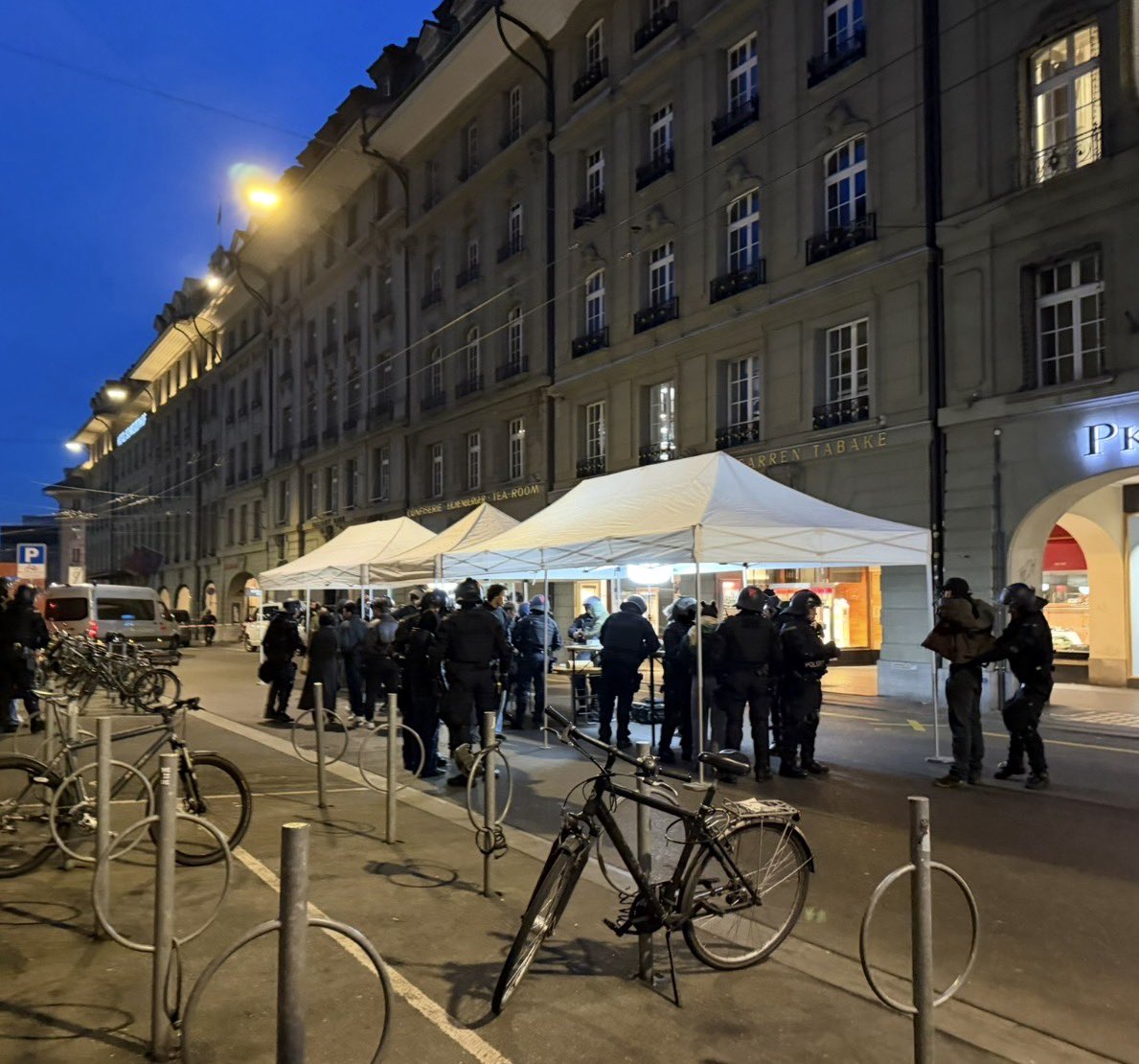 SicherheitBern's tweet photo. Demo in Bern, gute Arbeit der Polizei. - Vielen Dank!👍
Eingekesselte kommen zur Personenüberprüfung, erhalten Wasser und Decken. Es gibt WCs. 
Steine, Hämmer, Pyros etc. sichergestellt. https://t.co/boK3IrQJzb