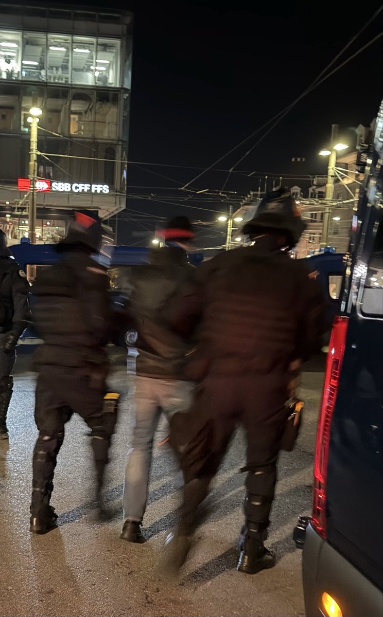 SicherheitBern's tweet photo. Demo in Bern, gute Arbeit der Polizei. - Vielen Dank!👍
Eingekesselte kommen zur Personenüberprüfung, erhalten Wasser und Decken. Es gibt WCs. 
Steine, Hämmer, Pyros etc. sichergestellt. https://t.co/boK3IrQJzb