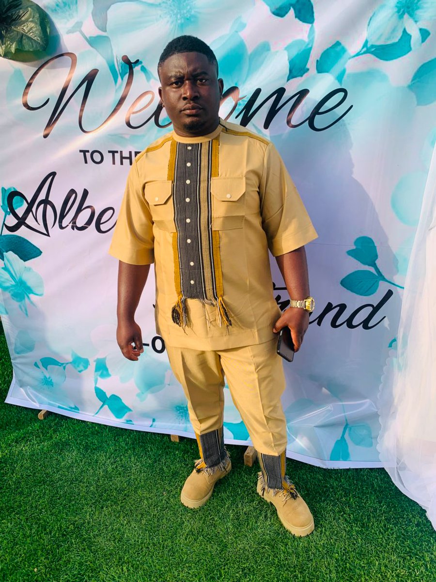 A mix of African culture and modern design 💌🛍️.
Interested in this design 
Contact:+237683680177.