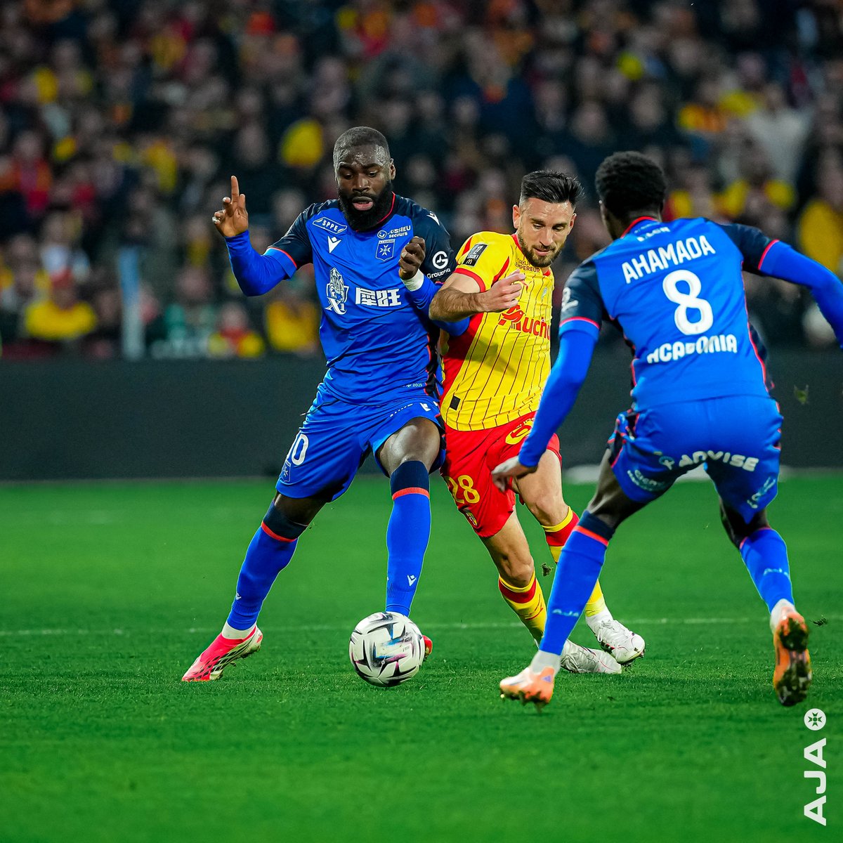 ⏱️ 80' Encore du temps pour revenir, allez les gars ! ✊#TeamAJA #RCLAJA (1-0) pic.