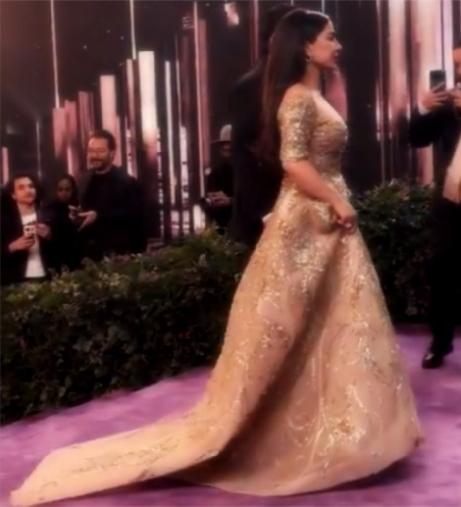 قُمر الحَفل و السُجادة الخُزاميِة. 💜 #JoyAwards2026