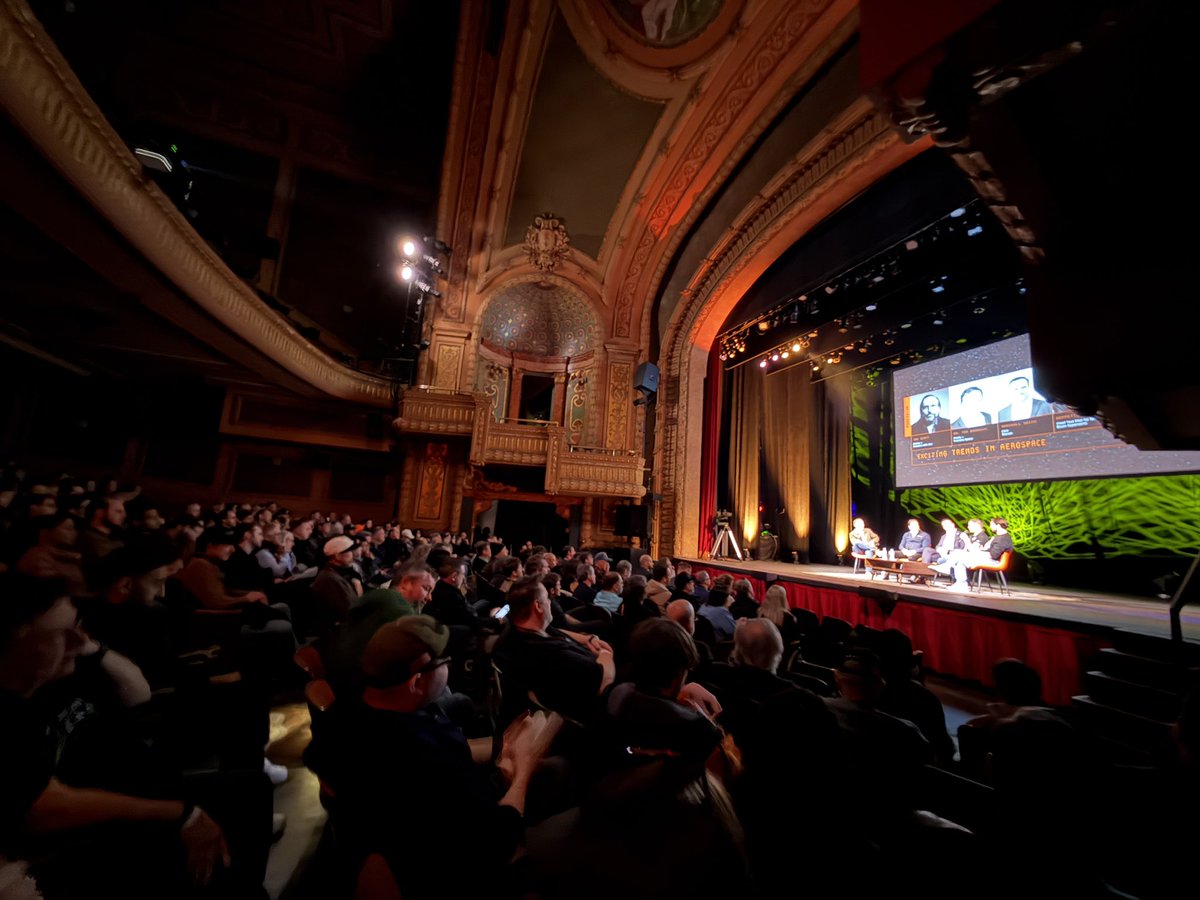 Erdayastronaut's tweet image. Astro Awards is poppin!!! I love this Paramount Theatre and all the amazing people who come and make this something extremely special!!!