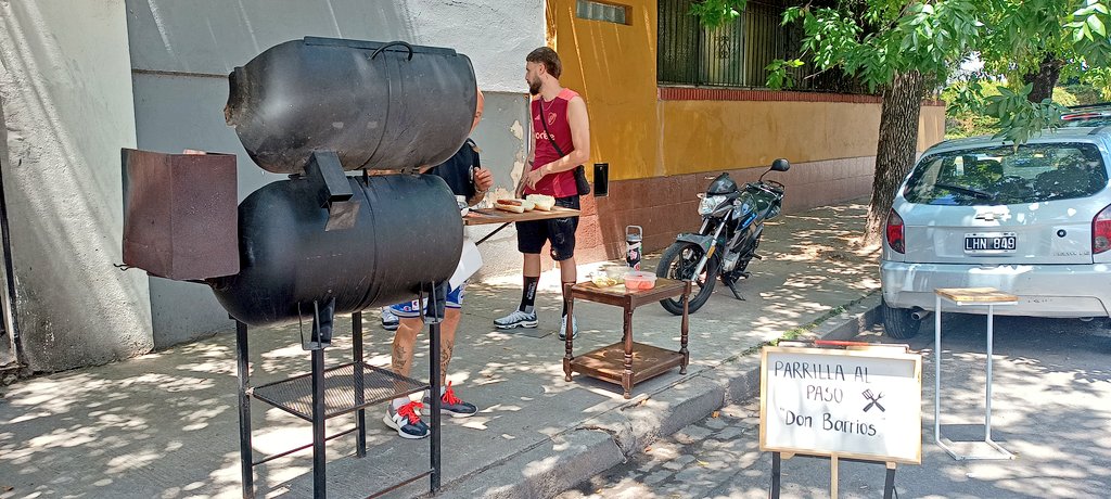 gimegime73's tweet image. Volvimos a la República de Saavedra porque el Negrito Tomi, un amigo de Dante, se abrió una parrilla al paso, Roque Pérez y Manzanares, súper rico, te lo hacen en el momento y ayudas a un pibe que quiere salir adelante, que gire la rueda mágica de Twitter 🙌🏽
