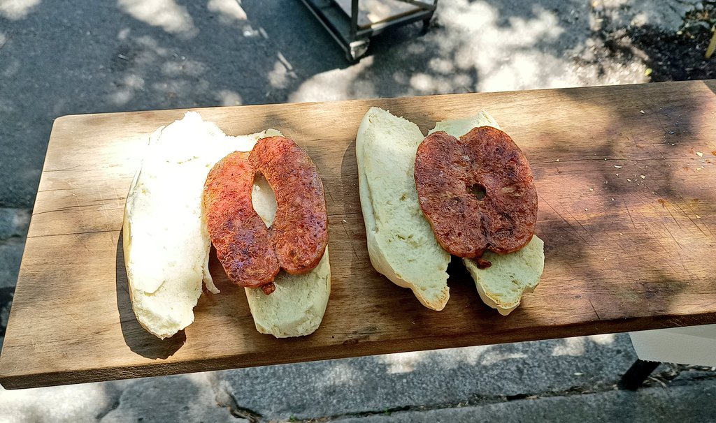 gimegime73's tweet image. Volvimos a la República de Saavedra porque el Negrito Tomi, un amigo de Dante, se abrió una parrilla al paso, Roque Pérez y Manzanares, súper rico, te lo hacen en el momento y ayudas a un pibe que quiere salir adelante, que gire la rueda mágica de Twitter 🙌🏽