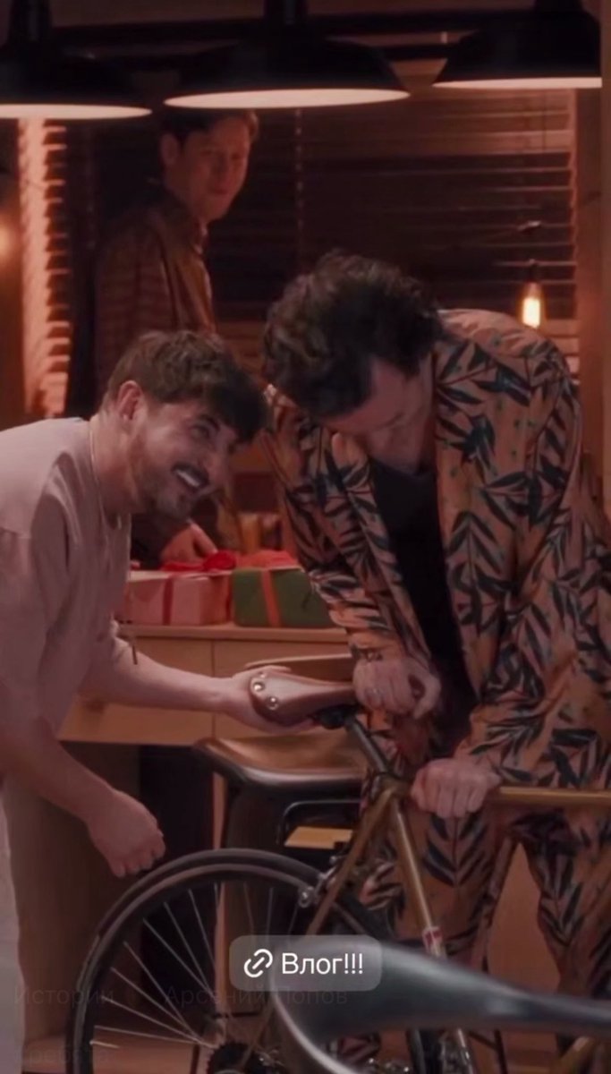 ndlotsofmoney's tweet image. Пока Антон кушал, Арсений баловался с великом и сломал его 

Лицо Антона 🥰