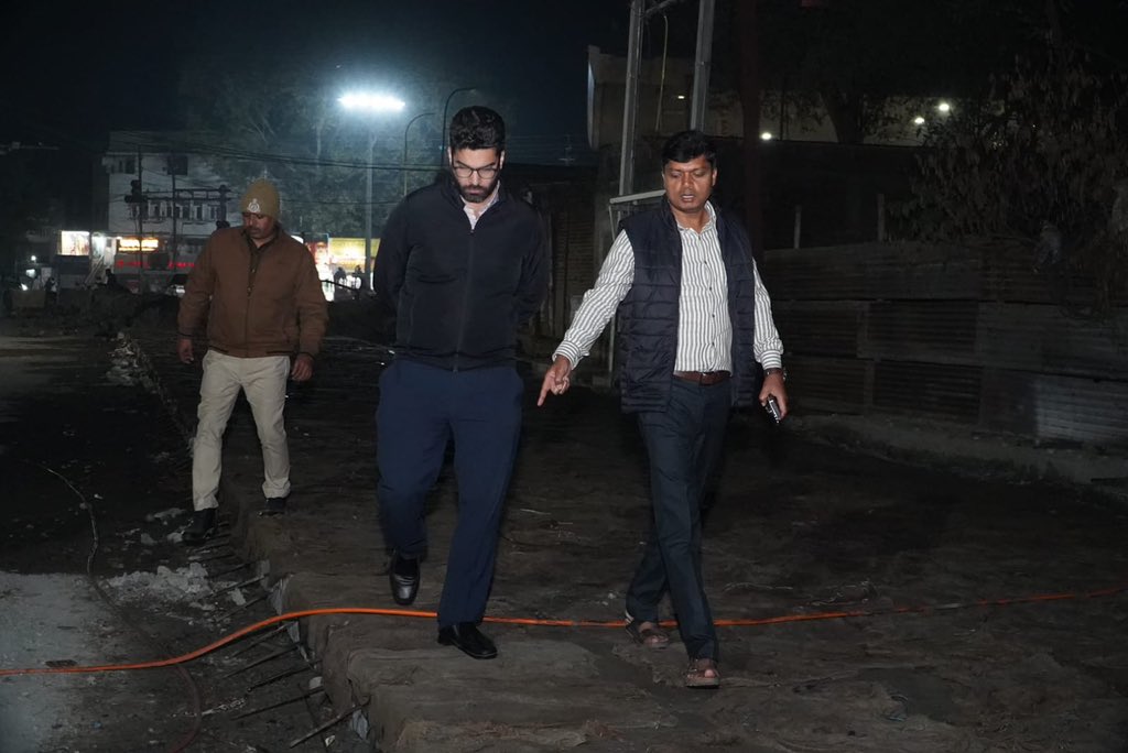 collectorUJN's tweet photo. कलेक्टर श्री रौशन कुमार सिंह ने नगर निगम के मार्ग चौड़ीकरण कार्य का किया निरीक्षण!
विकास कार्यों की गुणवत्ता और प्रगति पर दिया विशेष ध्यान। उज्जैन में बेहतर सड़कें, बेहतर भविष्य की ओर कदम
#UjjainDevelopment #CollectorRoshanKumarSingh #MadhyaPradesh” https://t.co/914e7ojd4u