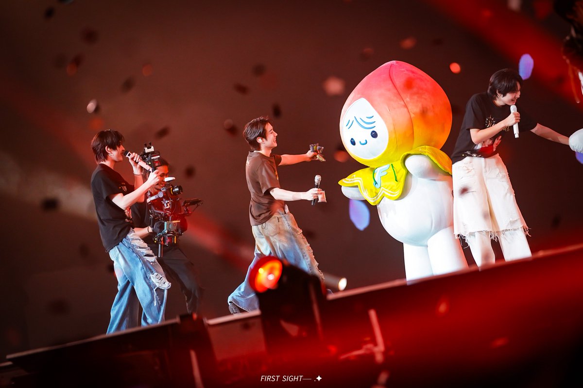 firstsight_2000's tweet image. i keep these loves in the photograph

KNP TFO CONCERT 
#KhemjiraConcertDay1