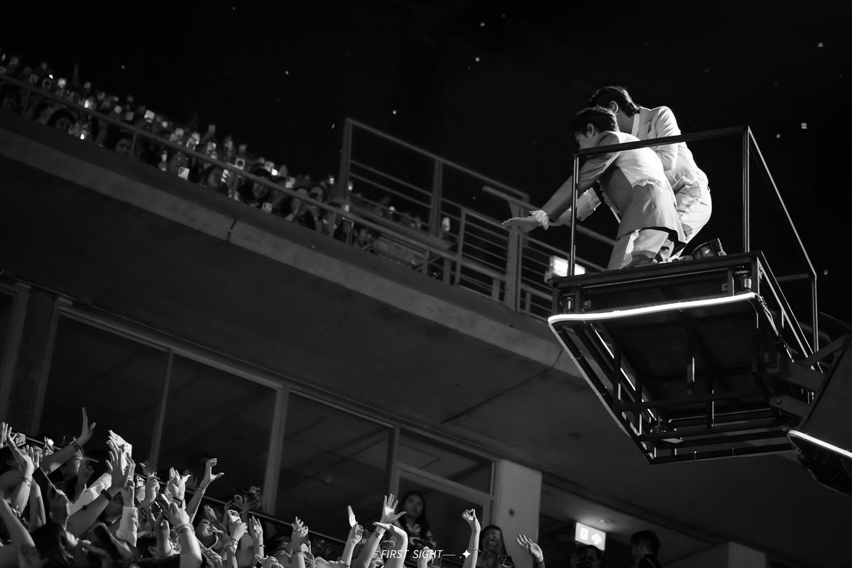 firstsight_2000's tweet image. i keep these loves in the photograph

KNP TFO CONCERT 
#KhemjiraConcertDay1