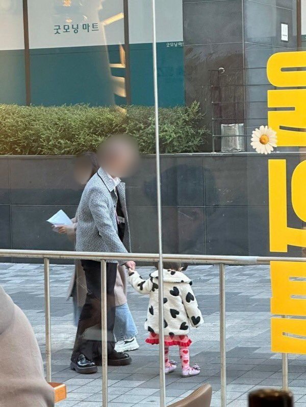 🚨 𝐁𝐑𝐄𝐀𝐊𝐈𝐍𝐆 : 

A kpop idol spotted with his alleged daughter. A pic recently going viral, leaked by an unknown source. The company is yet to issue a statement ‼️

🔗tinyurl.com/2h9t2wy3