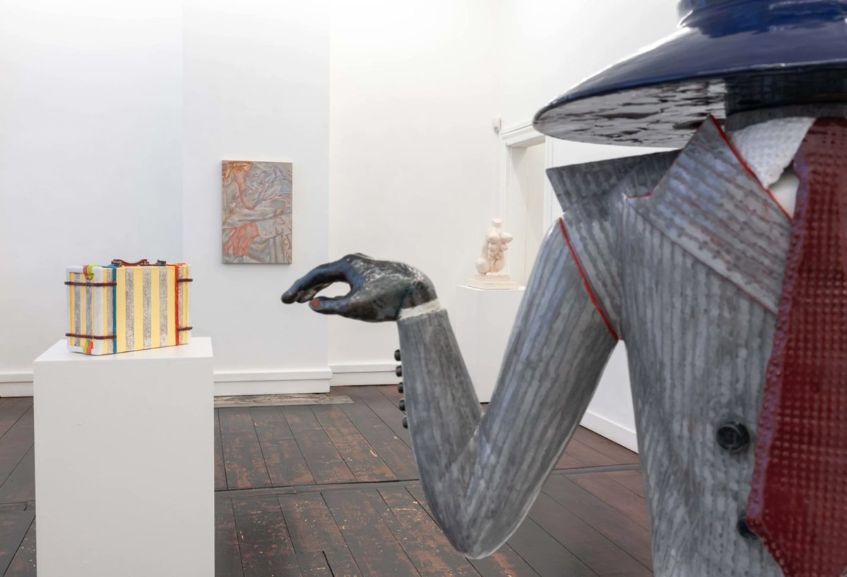 Bij FRED&amp;FERRY in Antwerpen opent een nieuwe tentoonstelling met een titel die van de tong rolt en dan blijft nazinderen. 'Fire and Eyes' markeert de nieuwe solopresentatie van Tramaine de Senna. Lees een verslag door Emily Van Driessen op galleryviewer.com/nl/article/333….