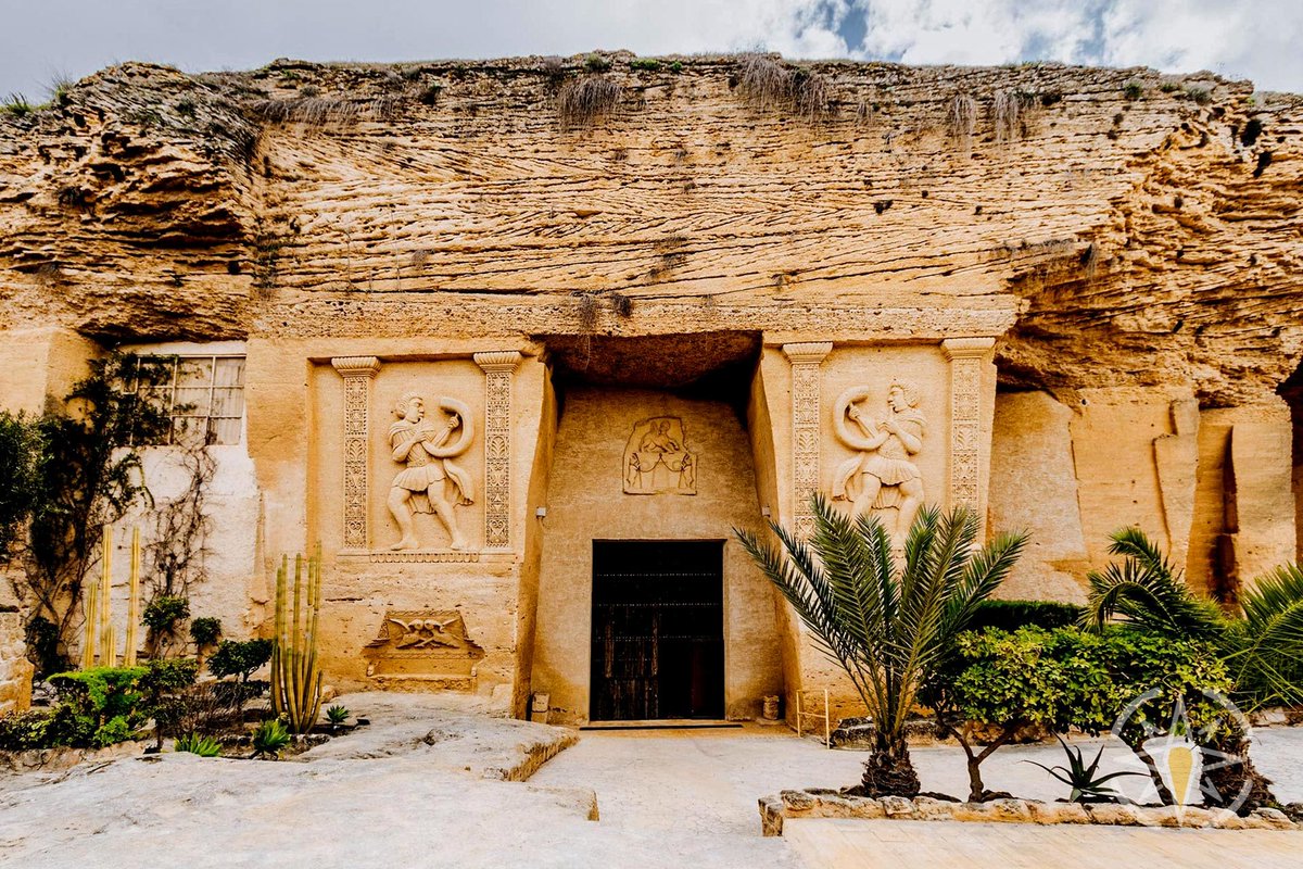 ¿Sabías que en España hay un templo excavado en la roca que parece sacado de una película de Indiana Jones? En un pueblo de Sevilla existe una catedral de piedra que ha servido de escenario para Juego de Tronos: Coto de las Canteras, la Petra española. Tira del hilo 🧵👇🏽👇🏽👇🏽