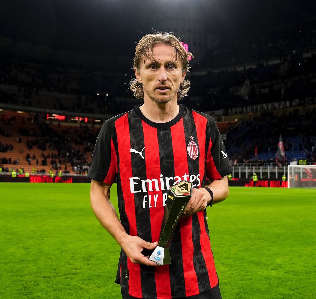 Mario___RM's tweet image. Casemiro con 33 años y Modric con 40 años mientras el Santiago Bernabéu pita al centro del campo del Real Madrid.