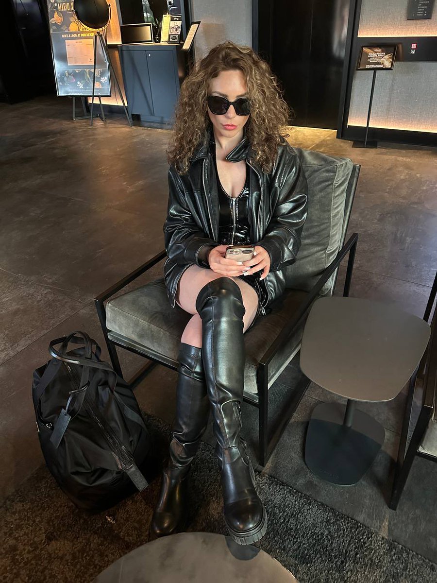Queenchiarabell's tweet photo. Even when I'm "relaxing" with my phone in my hand, my thoughts are occupied with plans... and you. After all, there's always someone else's control, right? 😉 
#Dominatrix #Mistress #sm #submit https://t.co/anDr6OKPsk