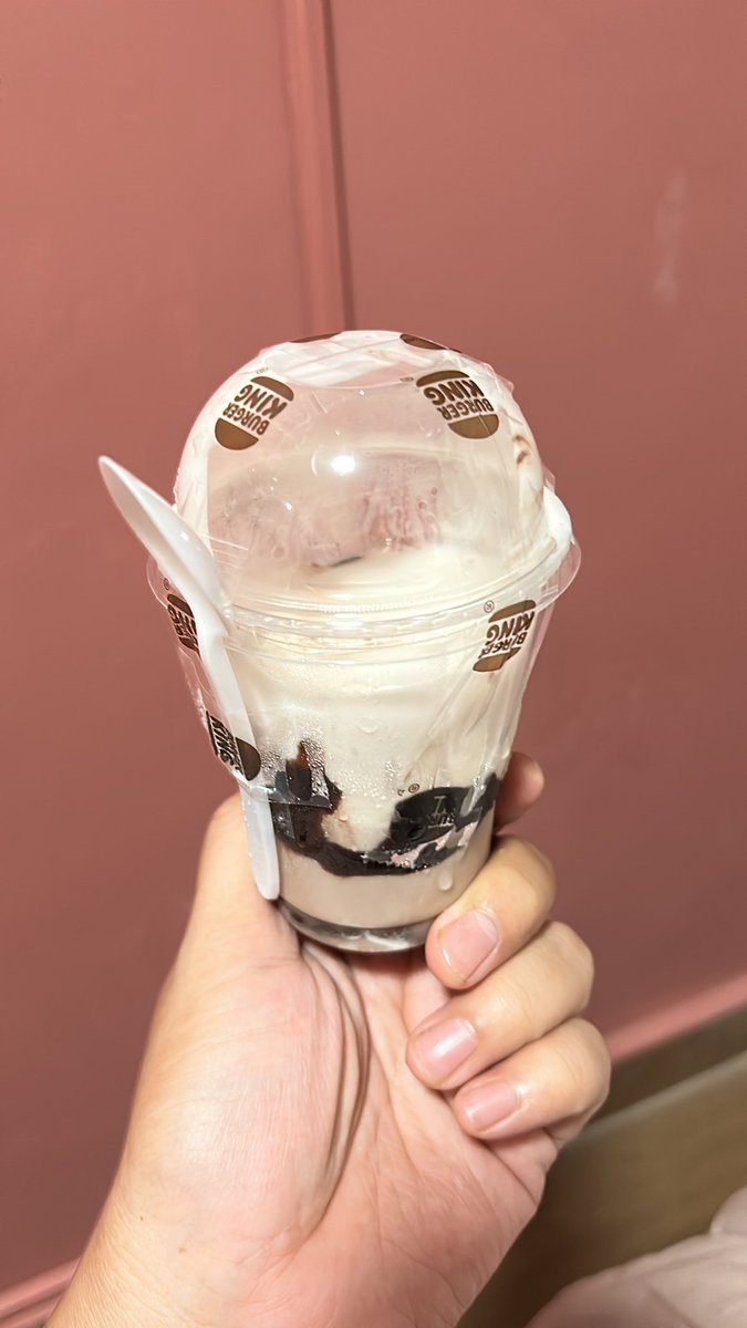 fdlnfadillah's tweet photo. Gimana si nih @BurgerKing_ID , kalau belum dapet driver tolong eskrimnya taro kulkas dulu. Pas dateng udah mencair, french fries juga udah dingin. https://t.co/8k50VjrD99