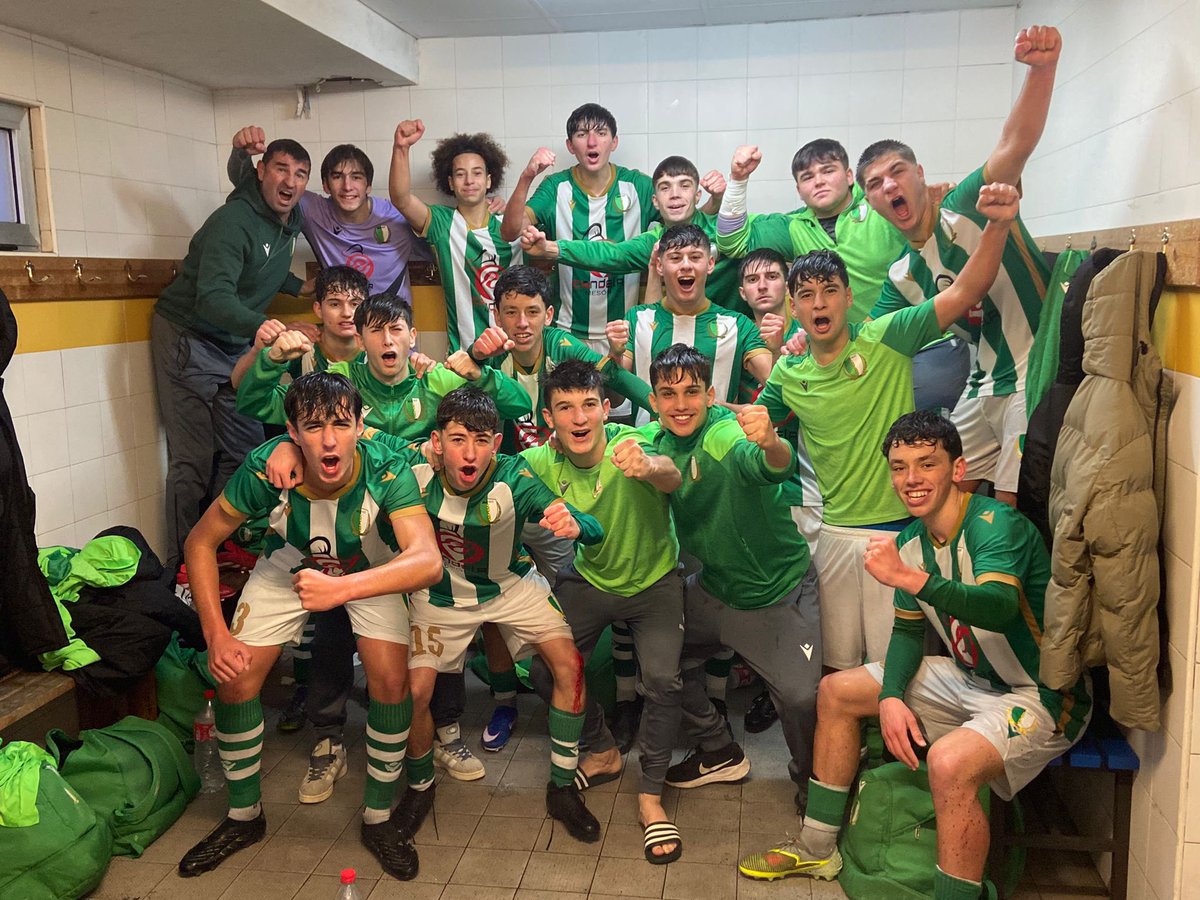 ATPerines's tweet image. 📸 ¡La foto de la victoria de nuestro Juvenil A tras vencer 3-1 a la RS Gimnástica!

#ATPerines #ElEsfuerzoNoSeNegocia #Santander