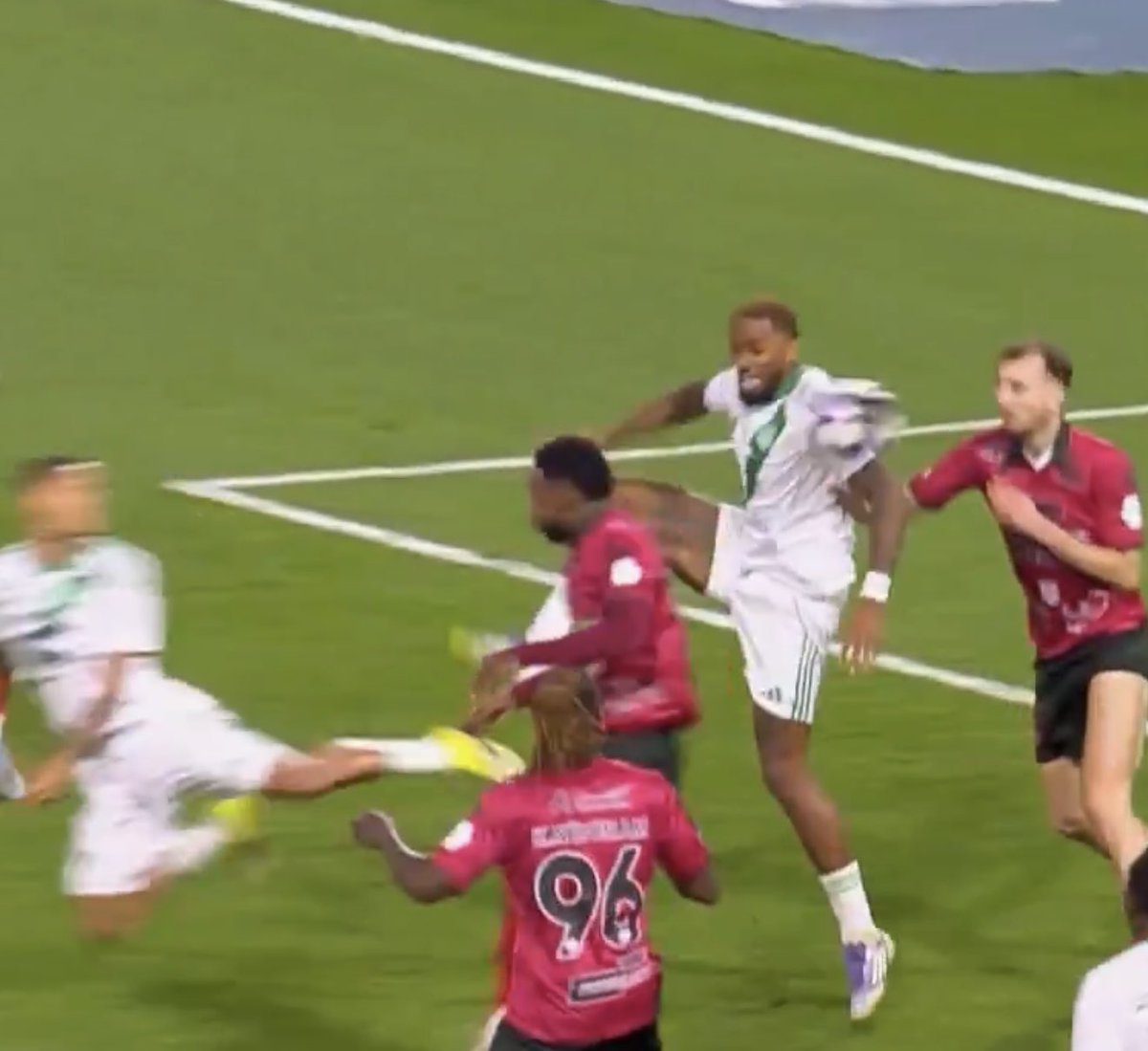 دوري كتف توني 🤌🏽⏳

 #الخلود_الاهلي