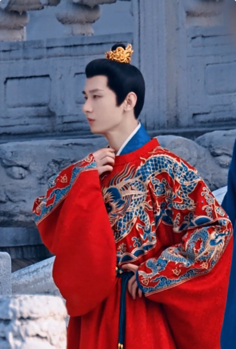 NamimoriSchool's tweet image. ความชุดมันรั้งคอ อี้เกอฮึ้บอย่างมากที่จะไม่ดึง55555 

นึกถึงที่เคยบอกช่างแต่งหน้าว่าถ้าเผลอเกาคางจนเมคอัพหลุดอีกให้ตีได้เลย มือซนมาก🤣

#ChengYi #成毅 #เฉิงอี้ #성의 #สองนครสิบห้าวัน #两京十五日