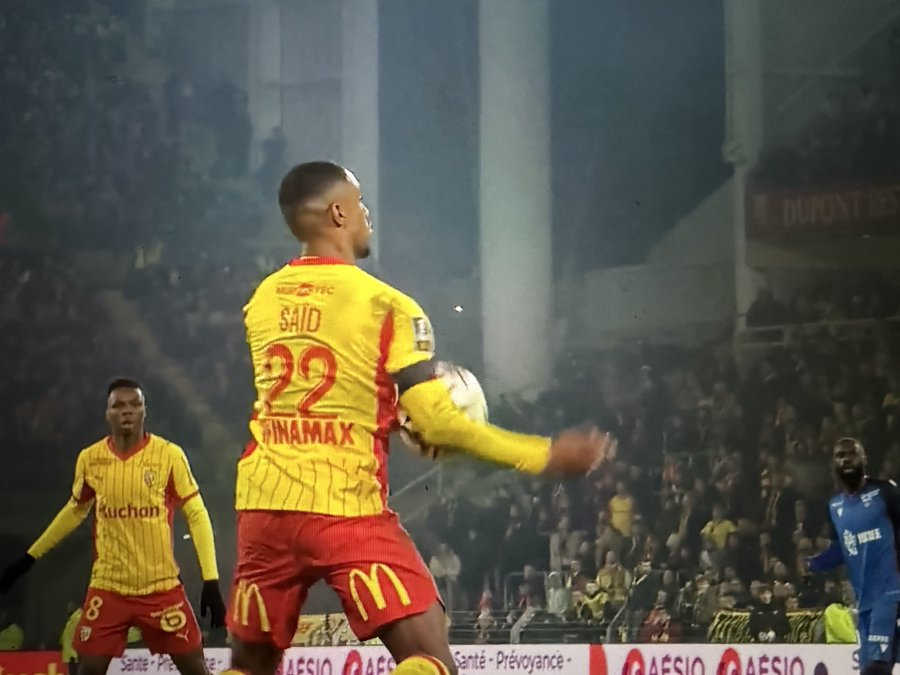 ElenPsg's tweet photo. Je n'ai pas vu le match de Lens, seulement le résultat. Mais apparemment, il y a une polémique sur le but lensois, il y avait main sur le contrôle avant le but ? https://t.co/OS2MIpaugg