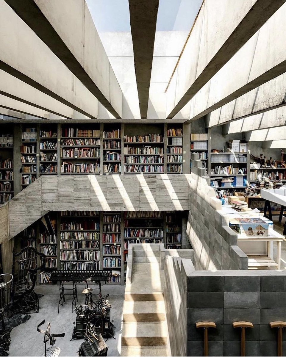 dearvotion's tweet image. One of my favorite home-libraries. Sculptor Pedro Reyes and fashion designer Carla Fernández’s residence in Mexico City.
