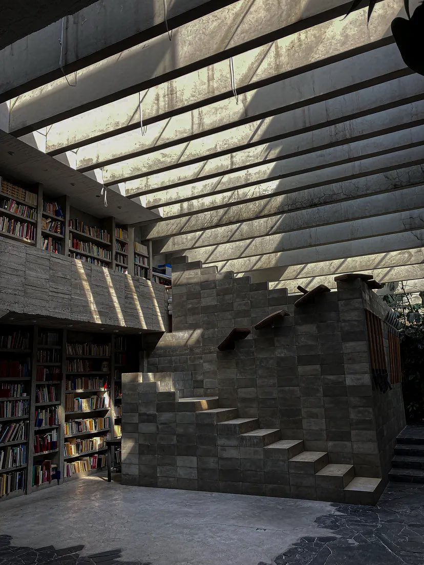 dearvotion's tweet image. One of my favorite home-libraries. Sculptor Pedro Reyes and fashion designer Carla Fernández’s residence in Mexico City.