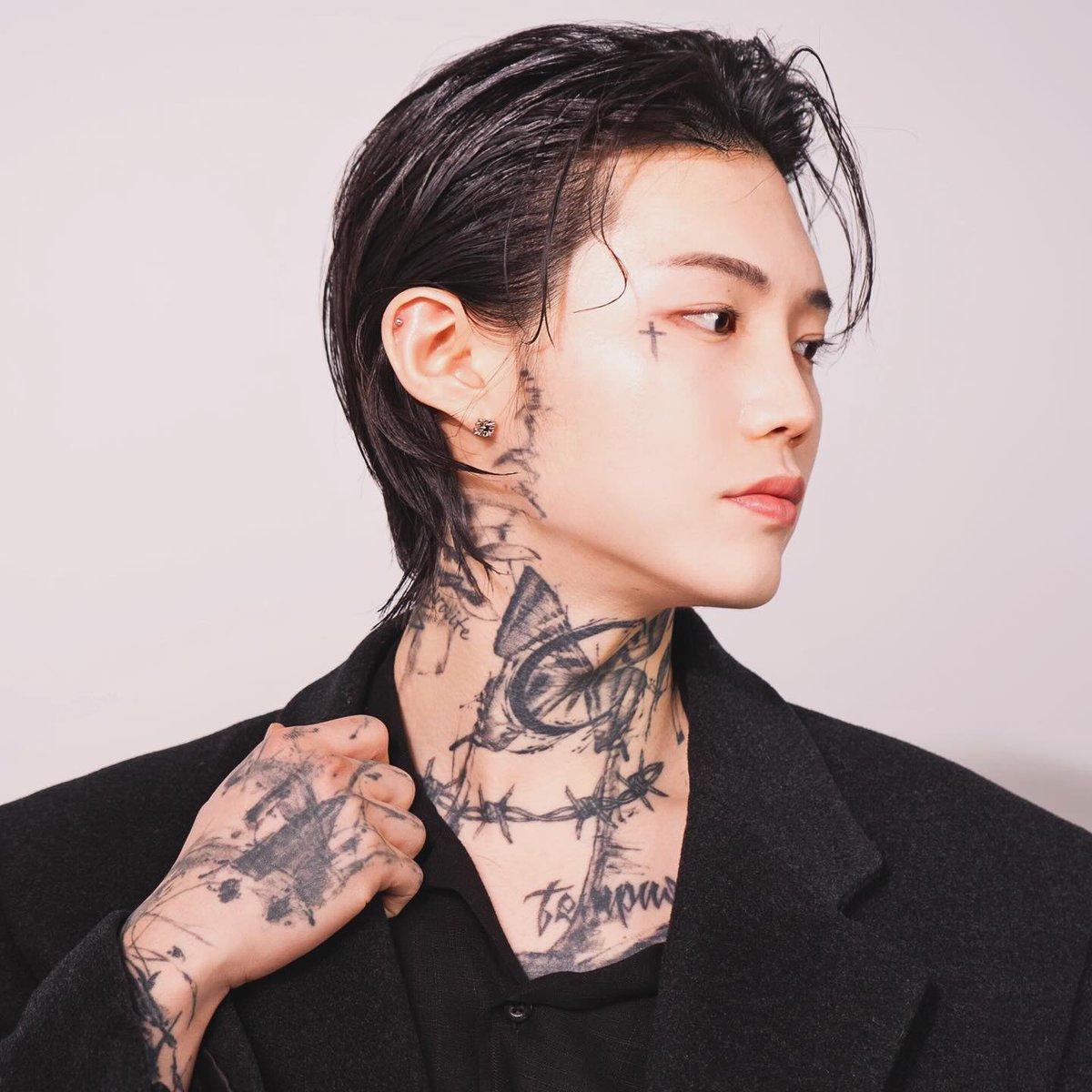 ⠀⠀always  hide  your  ace  with  a  straight  face .