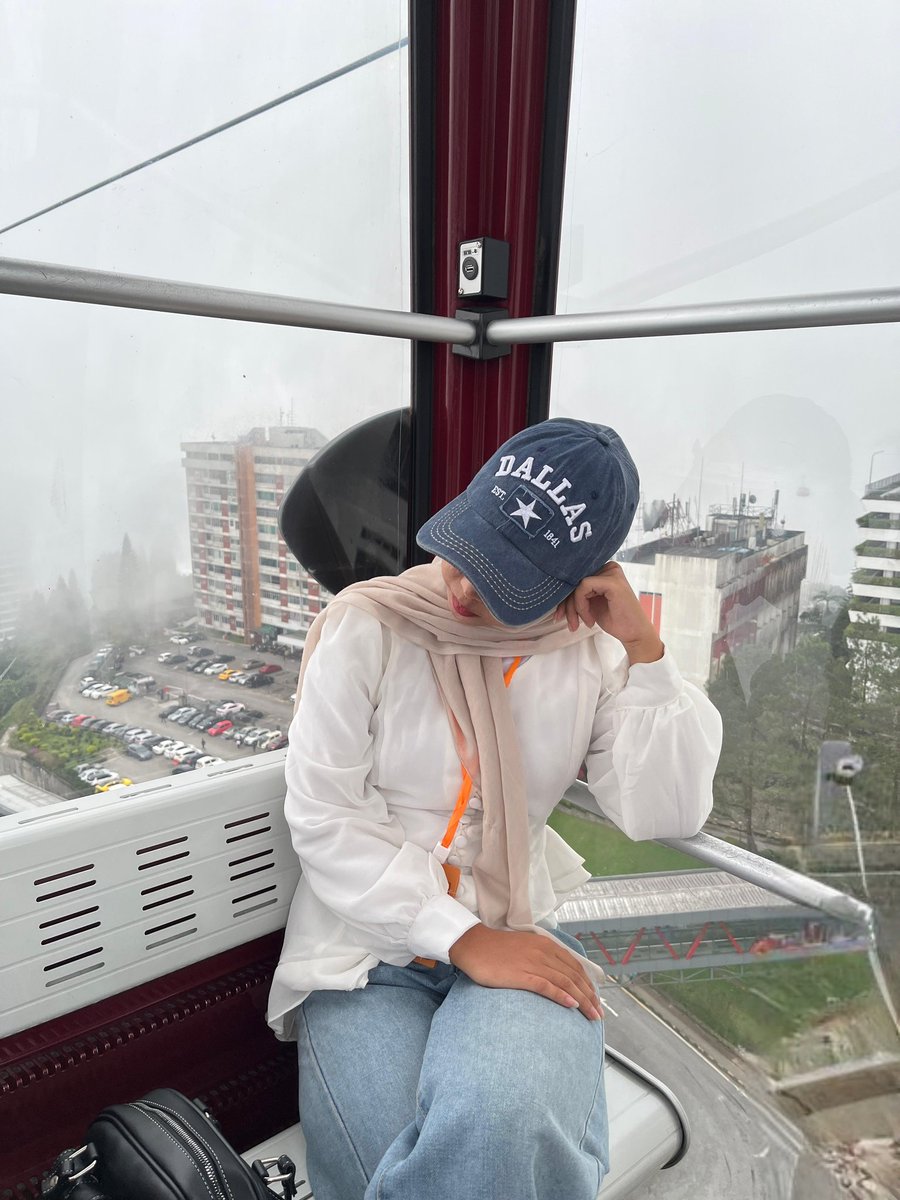 Aku perempuan yang telah terbiasa dengan kata “terlupakan.”
Dan ketika ada yang mengingatku, aku tak tahu bagaimana harus mengekspresikannya.