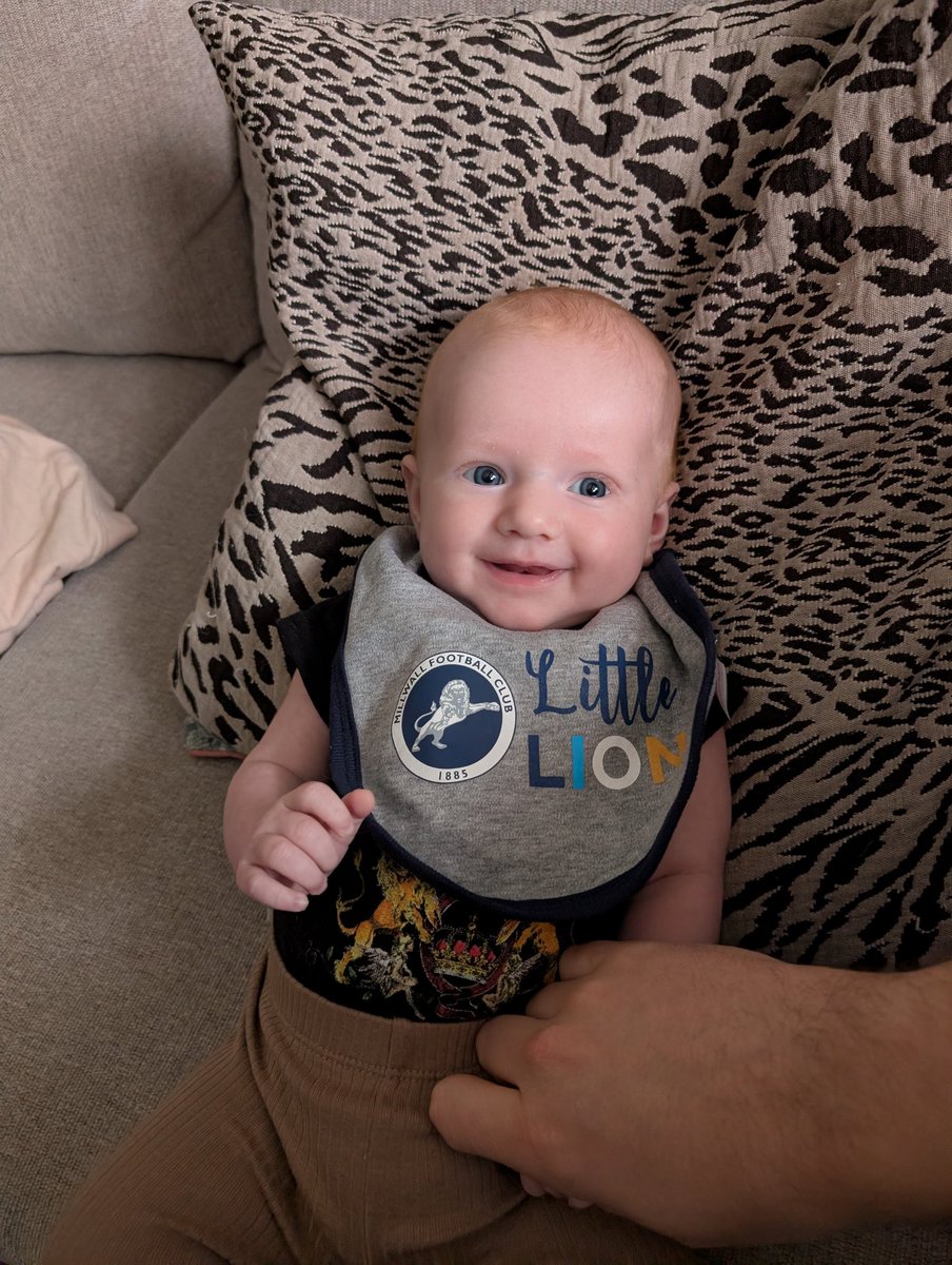 the first game I watched on TV with dad, Cheers from Sweden. 💙🤍 #millwall 
#MillwallFC