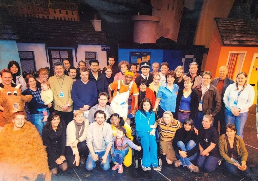 rhyspyle1997's tweet image. Balamory - Live. ❤️ Photo belongs to Rodd Christensen (Spencer) himself! 
#balamory #childhoodncstalgia #childhood #memories #children #whatsthestoryinbalamory #misshoolie #josiejump #ediemcredie #spencerthepainter #pennypocket #suziesweet #pcplum #childrenstv #kidstv #cbeebies