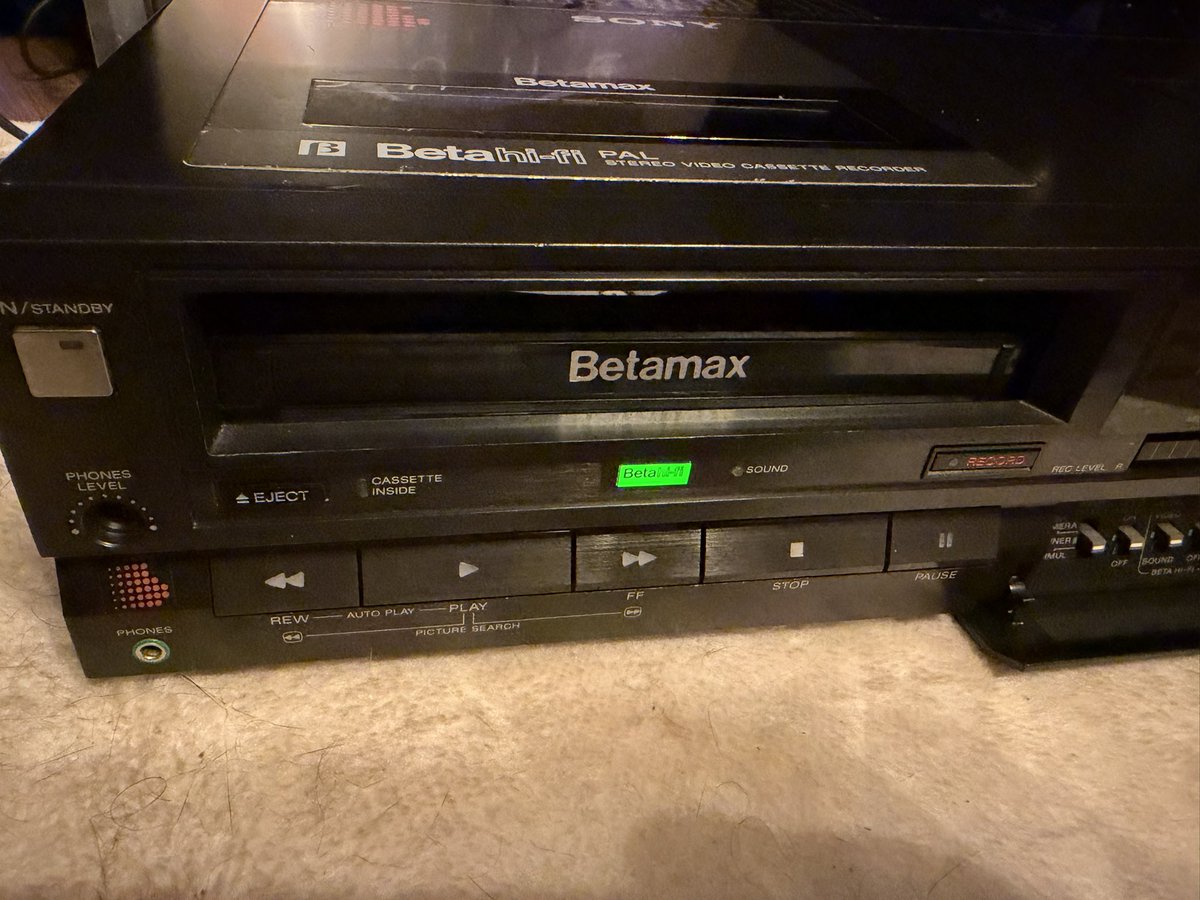 the4kCollectivE's tweet photo. Well. It’s time to relive. Revisit. The format wars.
I do love my Sony stuff.
Post 2/2
#PhysicalMedia #BetaMax @ObsoleteSony #Sony #FormatWars #VHS #Beta #Video #VCR #VHS https://t.co/edVzKPrwG8