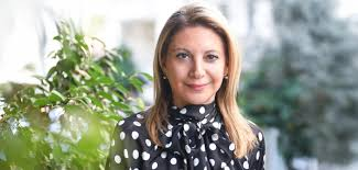 RXRqdEgogik2Z9P's tweet image. Το αν η Καρυστιανού θα διεμβολίσει ολόκληρο το πολιτικό σύστημα θα εξαρτηθεί από το πρόγραμμα που θα παρουσιάσει και τα άτομα που θα την πλαισιώσουν.
Το αδιαμφισβήτητο επικοινωνιακό της χάρισμα κι ο μεστός της λόγος είναι μόνο η αρχή. Δε φτάνουν όμως.
Η ουσία θα κρίνει τα πάντα!