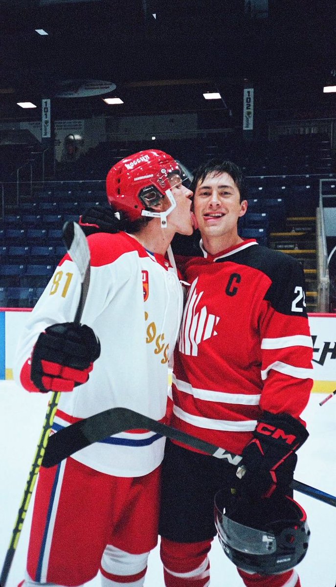 livietaekook's tweet image. Parece que hay que recordale a alguien que los protagonistas de Heated Rivalry son Shane Hollander e Ilya Rozanov y que los únicos actores principales son Hudson Williams y Connor Storrie.