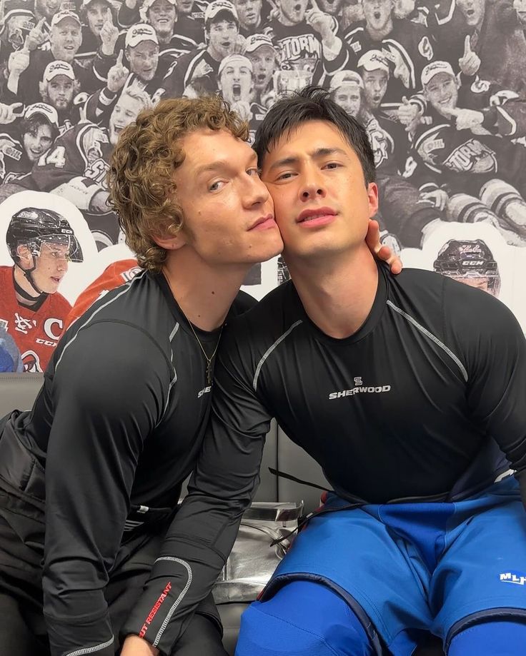 livietaekook's tweet image. Parece que hay que recordale a alguien que los protagonistas de Heated Rivalry son Shane Hollander e Ilya Rozanov y que los únicos actores principales son Hudson Williams y Connor Storrie.