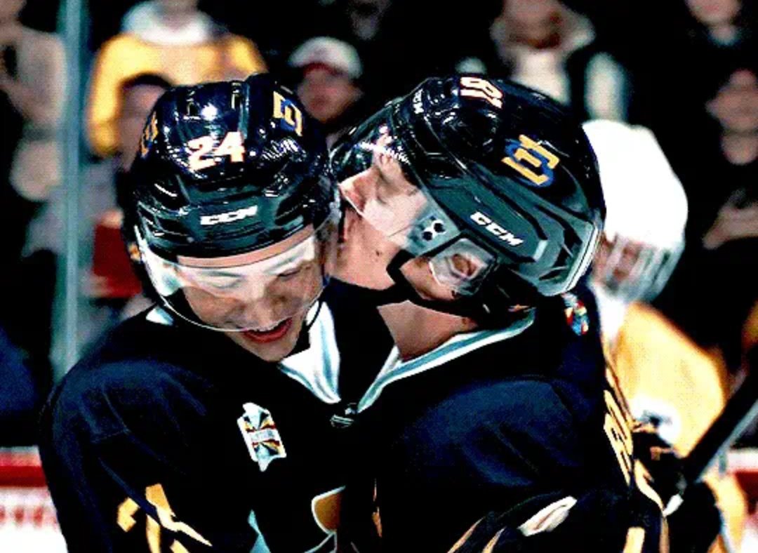 livietaekook's tweet image. Parece que hay que recordale a alguien que los protagonistas de Heated Rivalry son Shane Hollander e Ilya Rozanov y que los únicos actores principales son Hudson Williams y Connor Storrie.