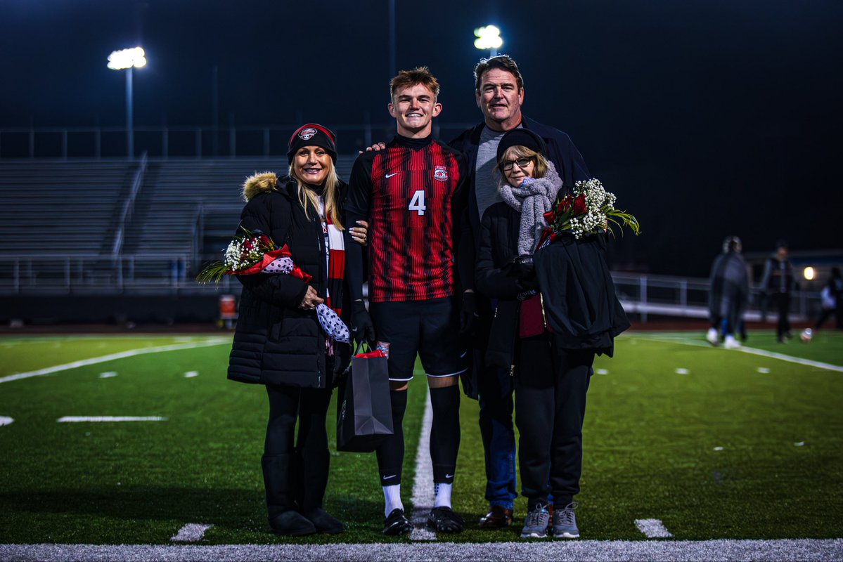 Declan_Botting's tweet image. Great win on senior night, 3-0, I got a goal and assist @CoachDunford8 @coachboverton @coachphenry @dlryland @UCF_Football @UCF_Recruiting @coachjameslott @CoachNicoRogers @Coach_Dixon1855 @CoachMurphy_ @CoachKBarr @CoachCTrice @CoachJoeNieves
