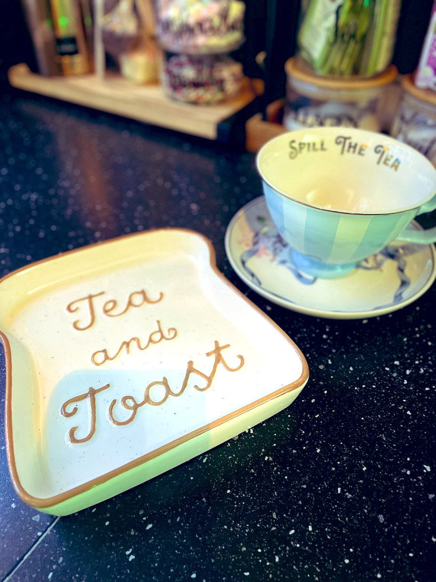 devereux1655's tweet image. Don’t mind if I do- bit of Bridgeton crockery and some tea and toast! #simplethings #chill #tea