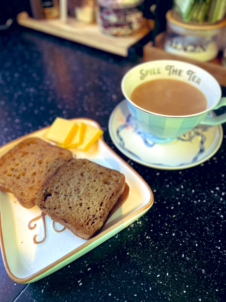 devereux1655's tweet image. Don’t mind if I do- bit of Bridgeton crockery and some tea and toast! #simplethings #chill #tea