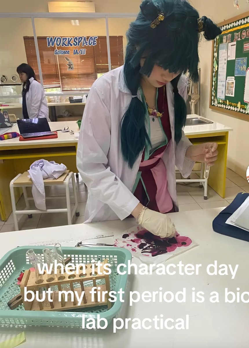 R0sekura's tweet image. My new favourite genre is Maomao cosplayers doing regular day to day activities in costume.