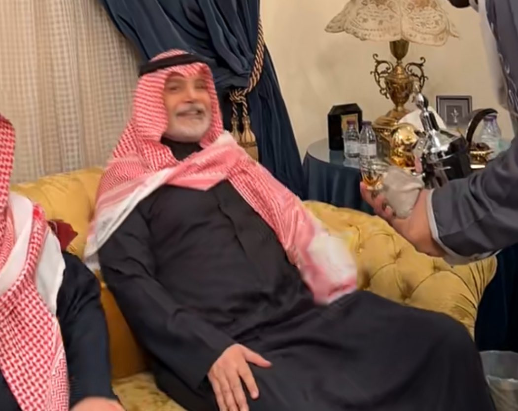 Otaibah_alhila's tweet photo. قدم صاحب السمو الملكي الأمير : 
عبدالعزيز بن ماجد بن عبدالعزيز ال سعود 
هذا اليوم واجب العزاء في وفاة 
فقيد القبيلة : قاعد بن شعف الرقاص الحافي 
- رحمه الله - بمنزله بالعاصمة الرياض https://t.co/hwLQ4QzvXb