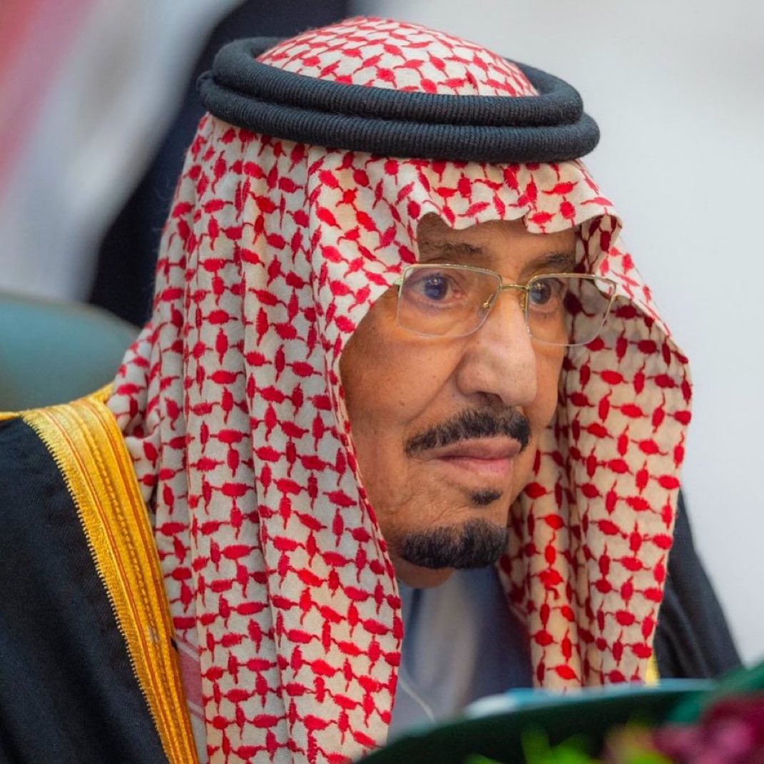 اللهم احفظ والدنا وملكنا خادم الحرمين الشريفين الملك سلمان بن عبدالعزيز بحفظك وأدم عليه نعمه الصحة والعافية وأطل في عمره وبارك له ولنا فيه وزده عزًا وخيرًا وتوفيقًا واحفظ ولي عهده أميرنا محمد وأدم عزه ومجده