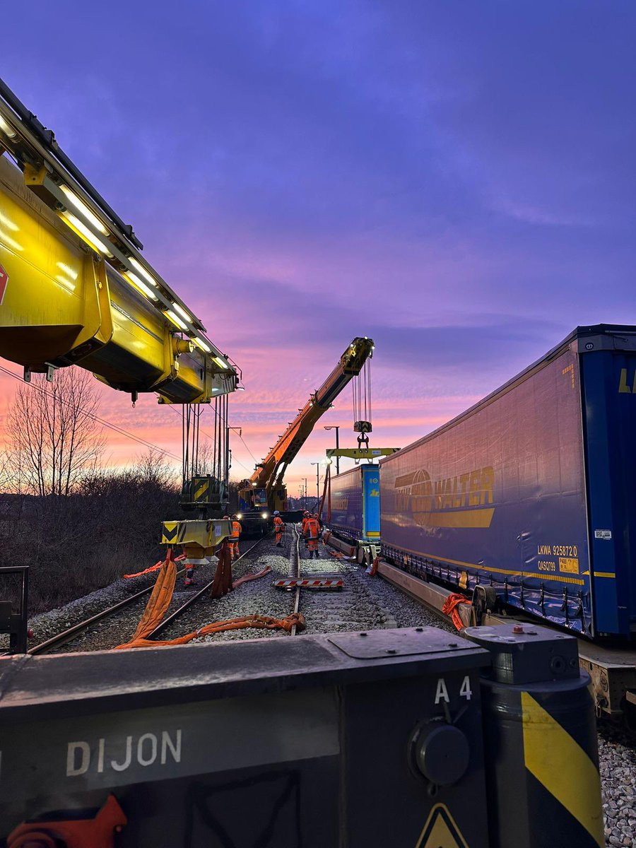 Le relevage a continué aujourd’hui à Carentan, dès le petit matin et jusqu’à la tombée de la nuit. Courage aux équipes sur site aujourd’hui, qui ne ménagent pas leurs efforts pour que la reprise soit la + rapide possible (et bravo au collègue photographe) <a href="/train_nomad/">SNCF NOMAD TRAIN</a>