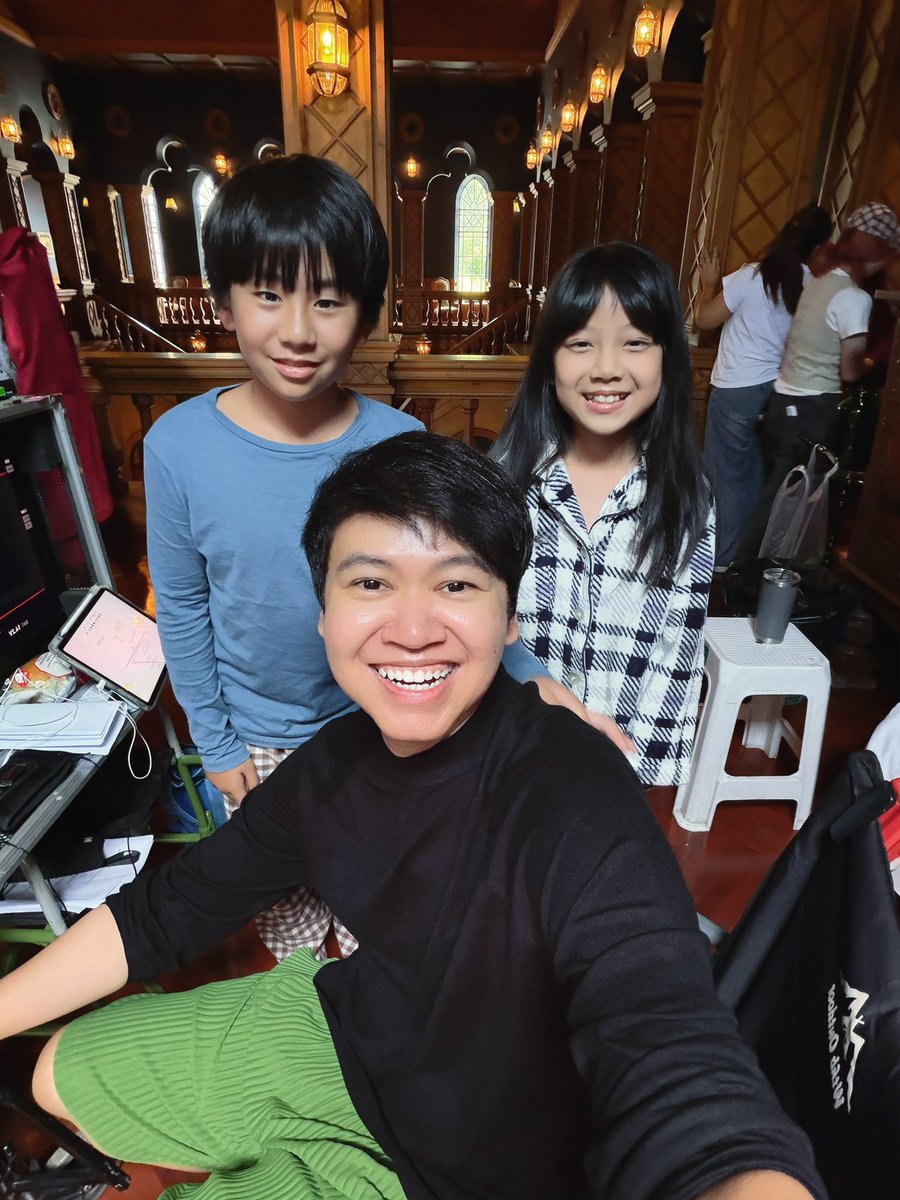 xiseks's tweet image. กำกับก็ต้องทำ เล่นกับเด็กก็จำเป็น #MeAndTheeSeriesFinalEP