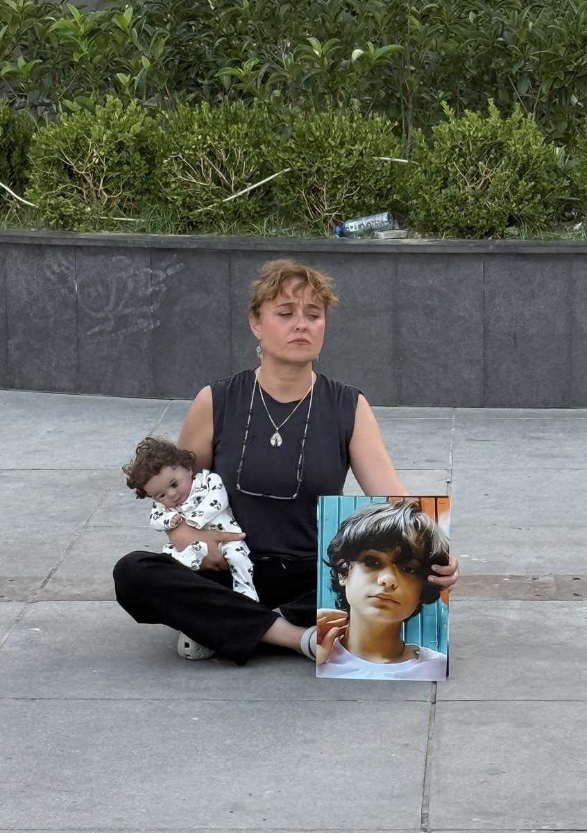 Yasemin Minguzzi ve ailesi onca saldırıya, tehdite ve kimse kusura bakmasın artık böyle hitap ediyorum, katil sevici orospu çocuklarına rağmen verdiği mücadelede yasa değişse bile Ahmet'i kapsamayacağını biliyordu ama bu mücadeleyi Atlas için verdiğini bilmiyordu, tıpkı şimdi kim