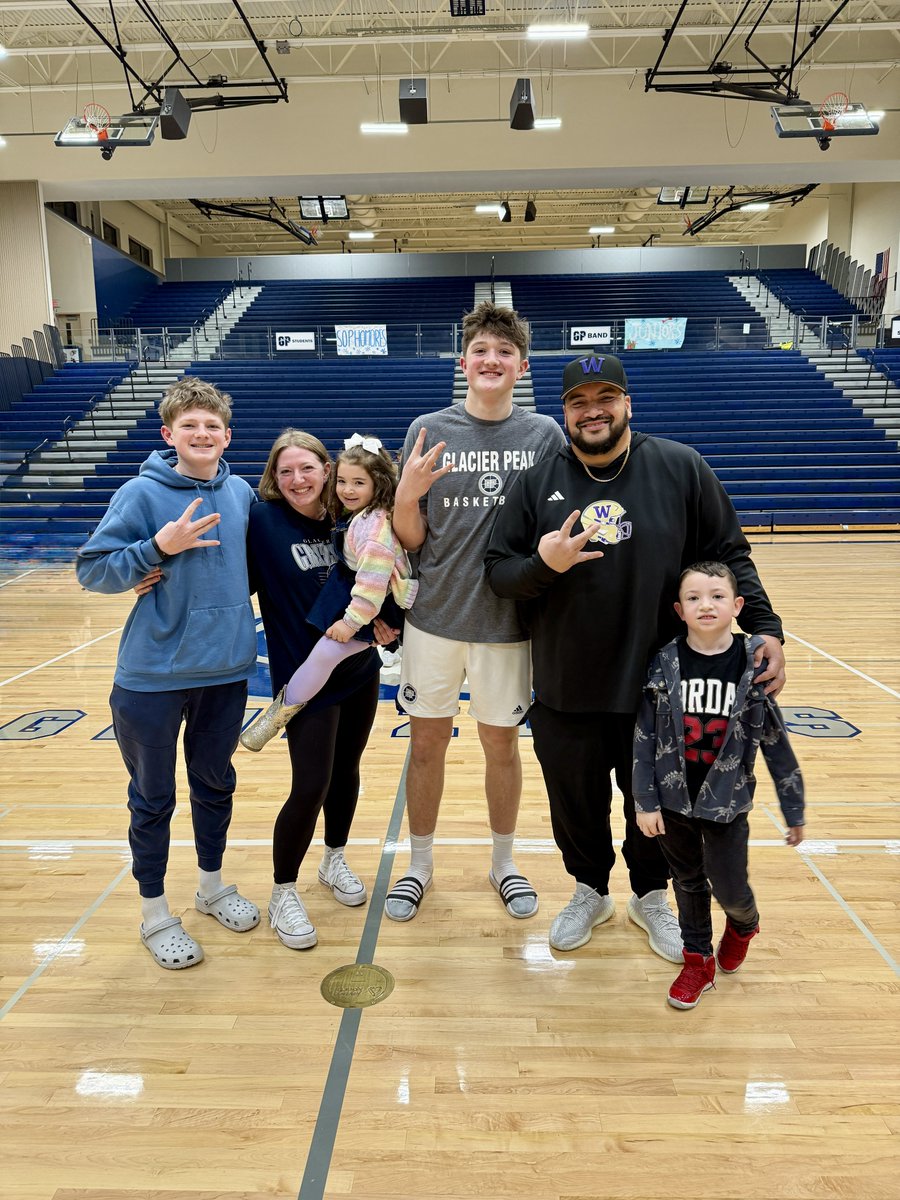 ZachAlbright27's tweet photo. Thank you @CoachPaopao for coming out to watch my @GP_Hoops basketball game last night with my family! @UW_Football ☔️☔️ https://t.co/adfVjEtOT9