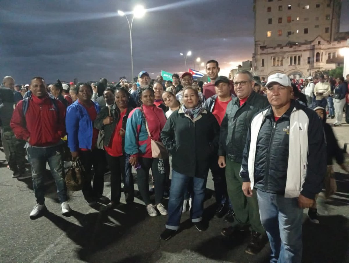 Ya estamos en la Tribuna Antiimperialista José Martí, marcharemos para 
rendir homenaje póstumo a los 32 combatientes caídos en #venezuela
#HonorYGloria
#Cuba
#PetrolerosPorCuba