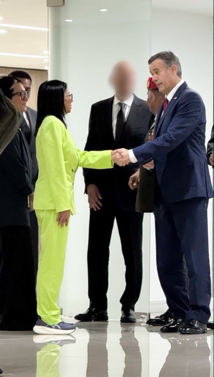 Adrianbaye's tweet photo. @AnibalGarzon Cuanto te pagan por lavarle la cara a delcy? O eres tan tonto que lo haces gratis?

Todo el mundo sabe que delcy es agente de la CIA. https://t.co/GpwsyNYU8S
